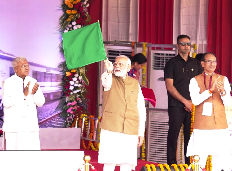 PM Modi in bhopal kamlapati station vande matram train