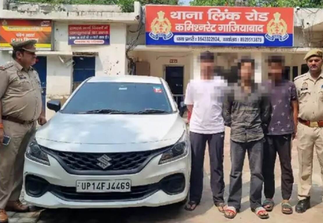 Crime News: कार की खिड़की पर लटककर बनवाई रील, 3 आरोपी गिरफ्तार