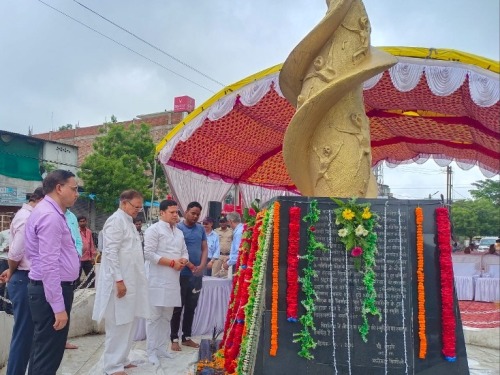 Singrauli News: विधायक बैश ने विस्फोट दुर्घटना हुए हादसे में 22 श्रमिक शहीदो को दी श्रद्धांजलि; जानिए