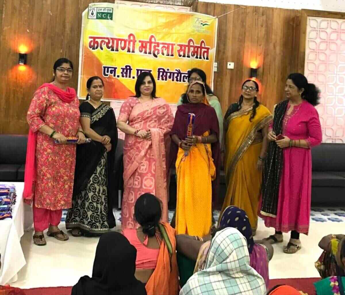 Kalyani Mahila Samiti: कल्याणी महिला समिति ने सफाई कर्मचारियों को किये छाते का वितरण; जानिए