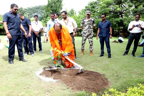 MP News: मुख्यमंत्री चौहान ने ओंकारेश्वर में किया पौध-रोपण; जानिए