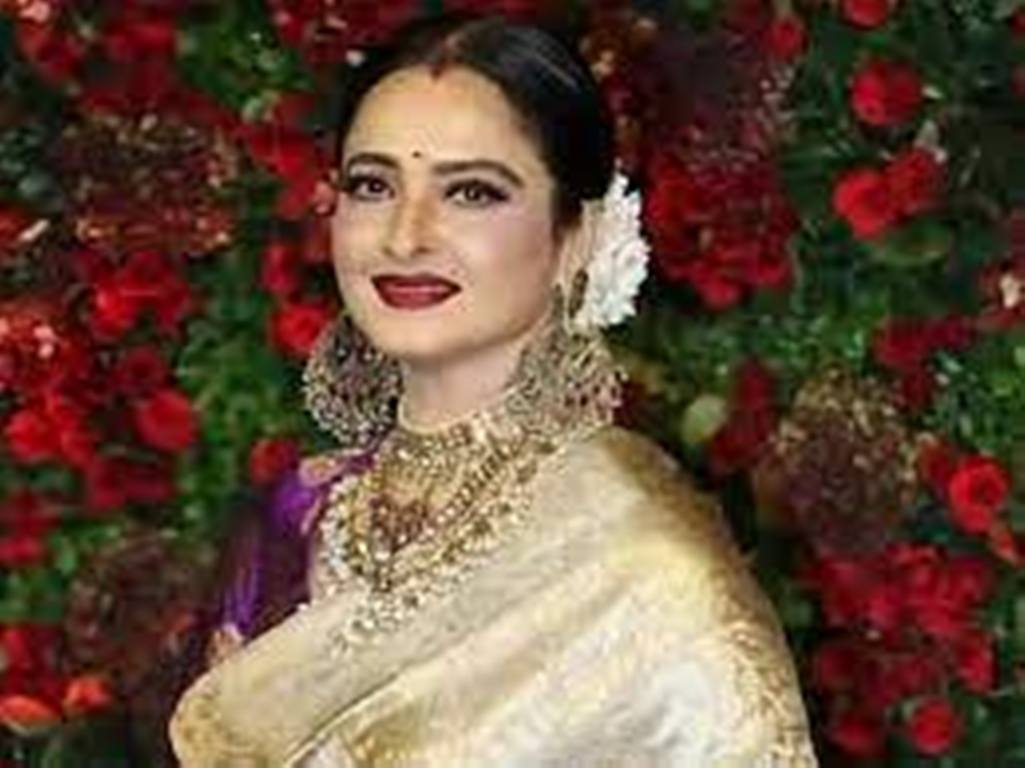 Bollywood News: शादी के कुछ महीने बाद ही पति मुकेश अग्रवाल से तलाक पर अड़ी थीं Rekha; जानिए खबर