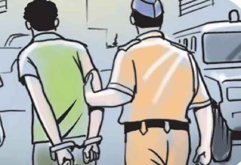 Crime News: कुल्हाड़ी से हमला करने वाले बेटे को पुलिस ने किया गिरफ्तार ; जानिए खबर 