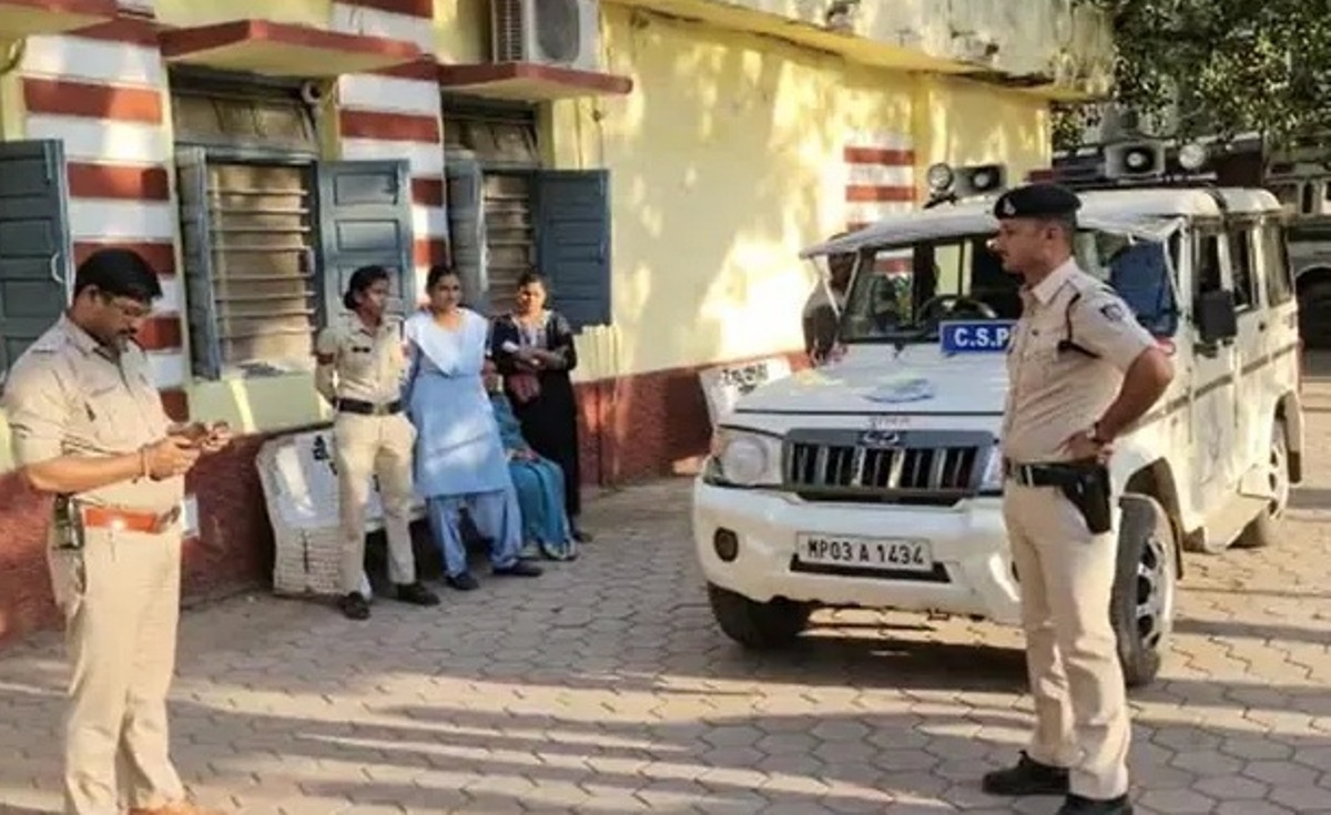 Crime news: पशु ट्रेनिंग सेंटर में कुत्ते के साथ हैवानियत, कर्मचारियों ने गेट पर लटकाकर मार डाला; जानिए