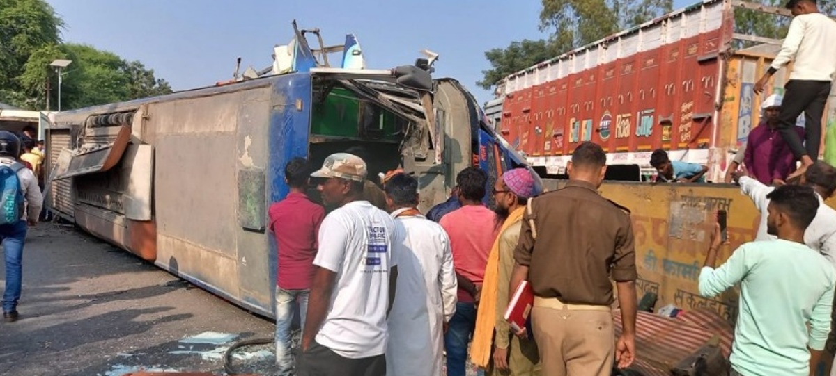 Accident News: वाराणसी से वैढ़न जा रहा बस पलटी, दर्जनों यात्री हुए घायल; जानिए खबर