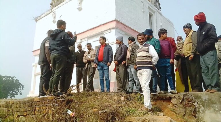 Mauganj News: मऊगंज कलेक्टर अजय श्रीवास्तव ने किया निरीक्षण, ग्रामीणों की सुनी समस्याएं; जानिए खबर में