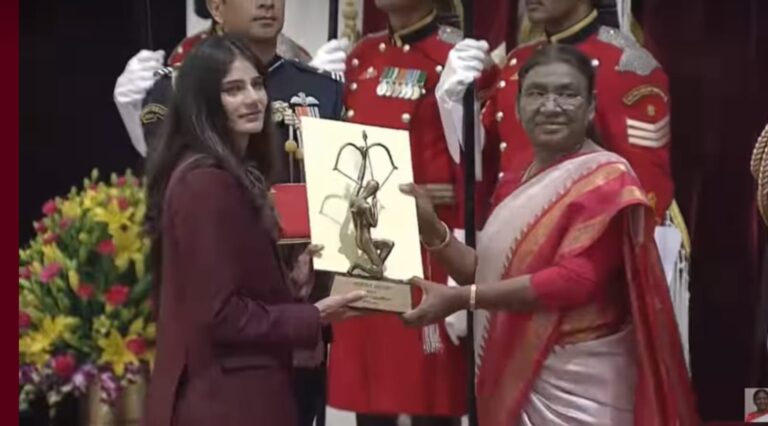 National News: राष्ट्रपति ने राष्ट्रीय खेल पुरस्कार-2023′ के अंतर्गत, एथलेटिक्स में उत्कृष्ट प्रदर्शन करने वाले खिलाड़ी को किया सम्मानित; जानिए खबर
