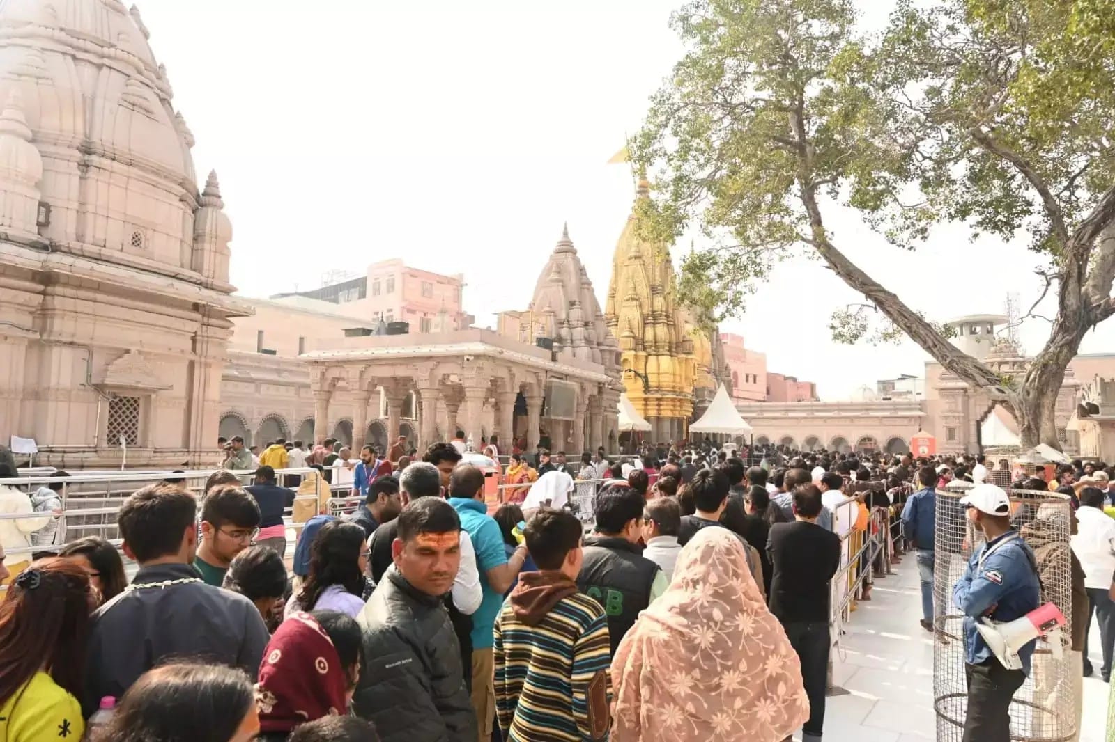 Shri Kashi Vishwanath Temple: काशी विश्वनाथ धाम समेत नगर के मंदिर में उमड़ा श्रद्धालुओं का जन सैलाब; जानिए खबर