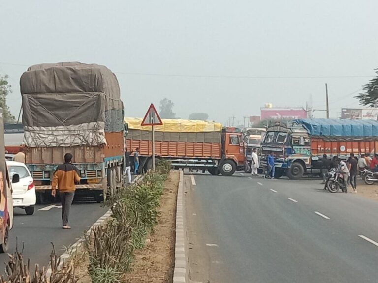drivers strike: बस और ट्रक ड्राइवरो की हड़ताल में उलझा नववर्ष 2024 का पहला दिन