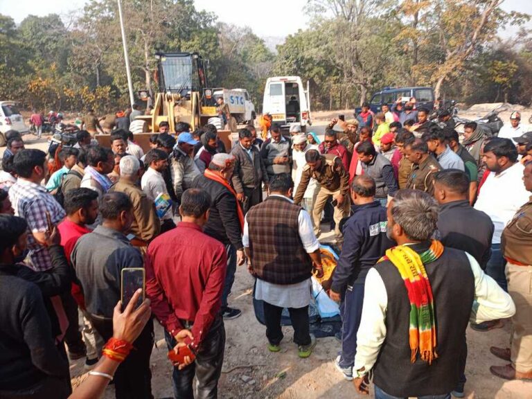 Singrauli breaking: झिंगुरदा हनुमान मंदिर के पास मिट्टी का टीला ढहने से 3 की मौत; जानिए