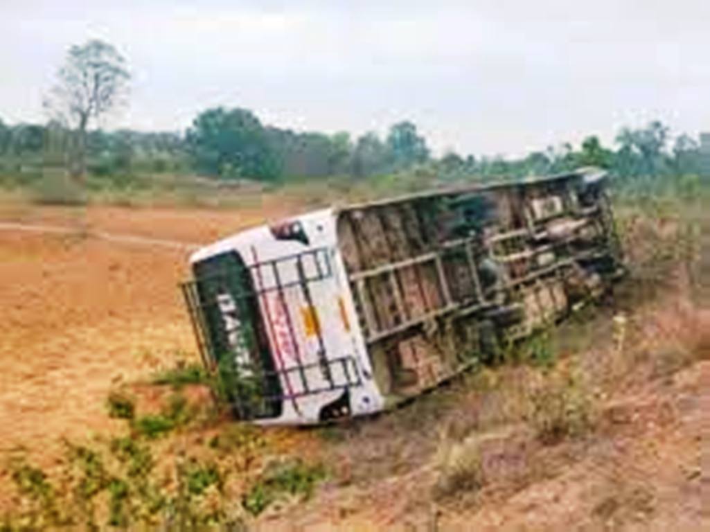 Accident News: बाइक को टक्कर मारकर खुद प्लेट गई यात्रियों से भरी बस; जानिए