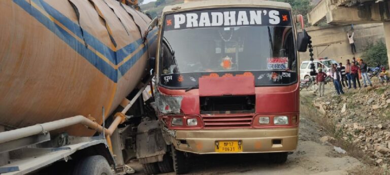 Singrauli Breaking: यात्रियों से भरी बस और बल्कर में कहां हुई टक्कर; जानिए