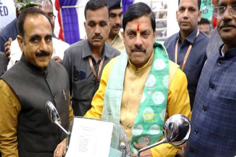 MP News: मुख्यमंत्री ने आत्माराम को दी स्कूटी की चाबी; जानिए