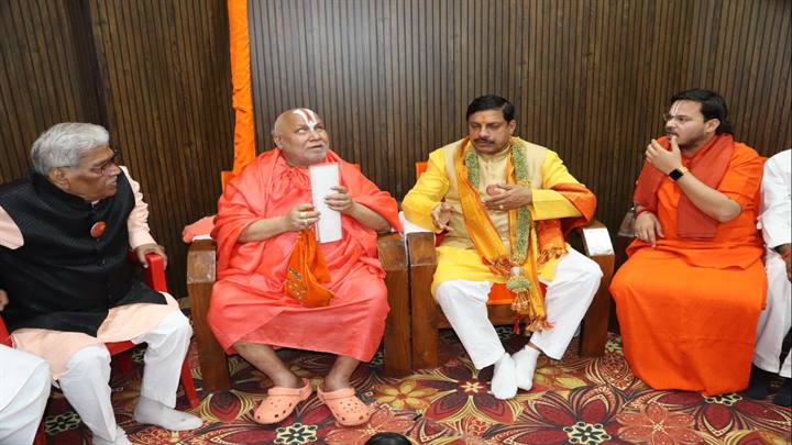 MP News: मुख्यमंत्री पहुंचे स्वामी रामभद्राचार्य जी से के पास; जानिए