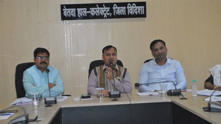MP News: कलेक्‍टर ने सीएम हेल्पलाइन के आवेदनों के निराकरण पर दिया विशेष जोर; जानिए खबर
