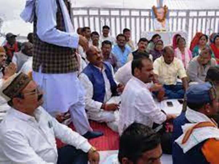 MP News: कांग्रेस कमेटी ने कमिश्नरी के सामने किया धरना प्रदर्शन; जानिए खबर