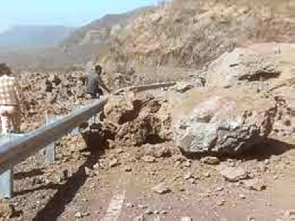 MP News: अचानक धंसा पहाड़, राहगीरों ने भाग कर बचाई जान; जानिए खबर