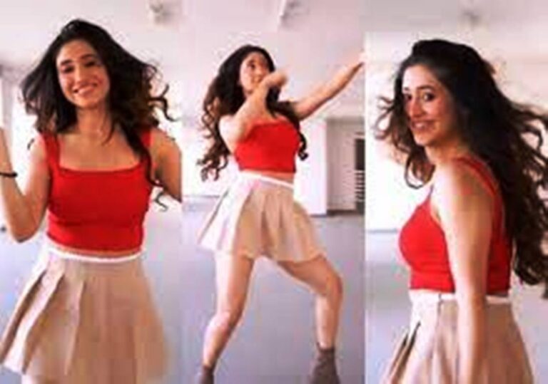 Bollywood News: शिवांगी जोशी मिनी स्कर्ट में ढा रही है कहर; जानिए