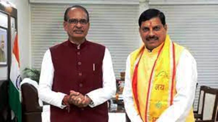 MP News: मुख्यमंत्री डॉ. यादव ने पूर्व मुख्यमंत्री को क्या की भेंट; जानिए