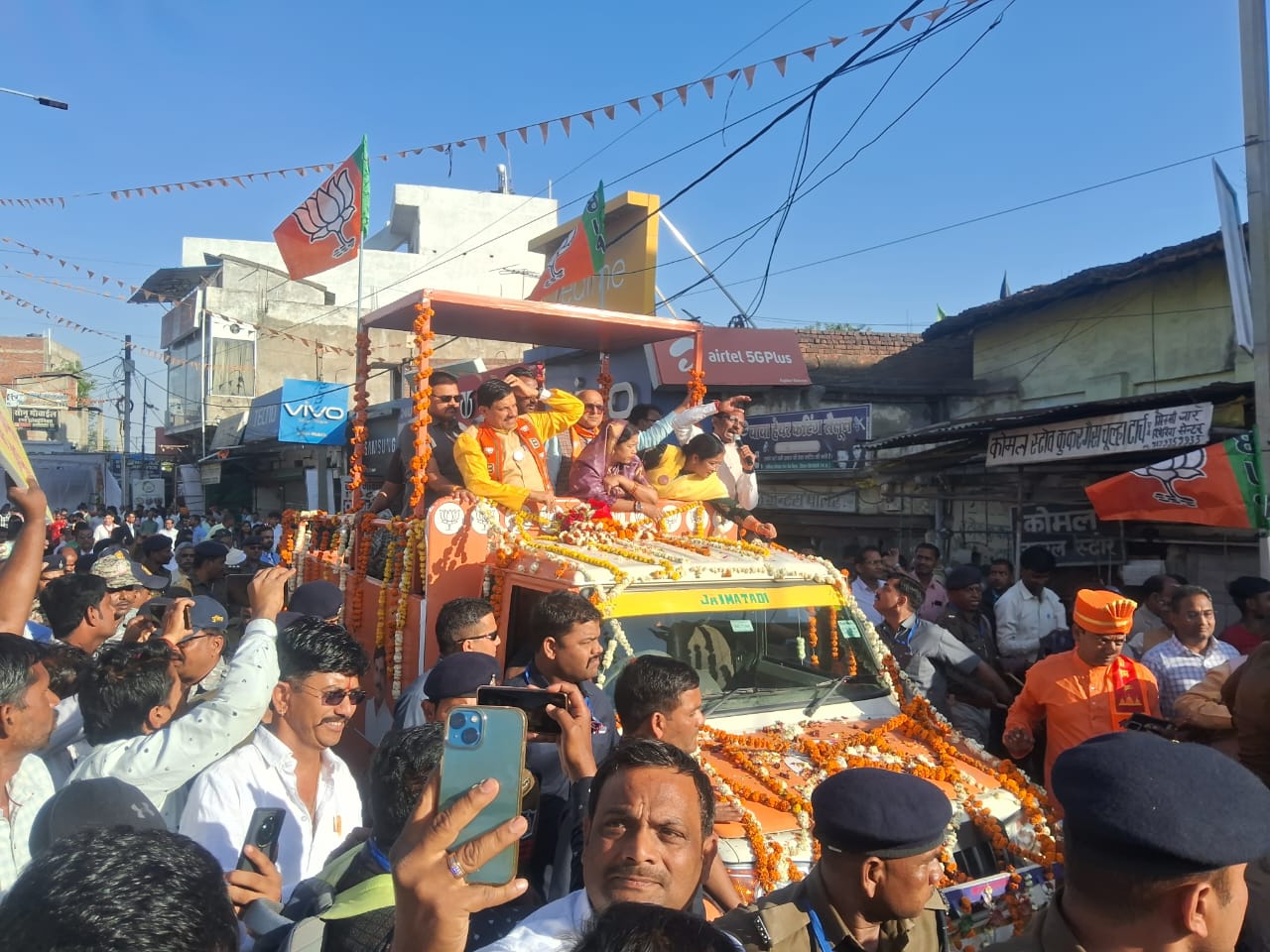 Singrauli Breaking: वैढ़न में CM डॉ मोहन यादव का रोड शो; देखिये