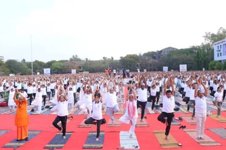 Yoga Festival: योग महोत्सव में हजारों योग उत्साही लोगों ने हिस्सा लिया