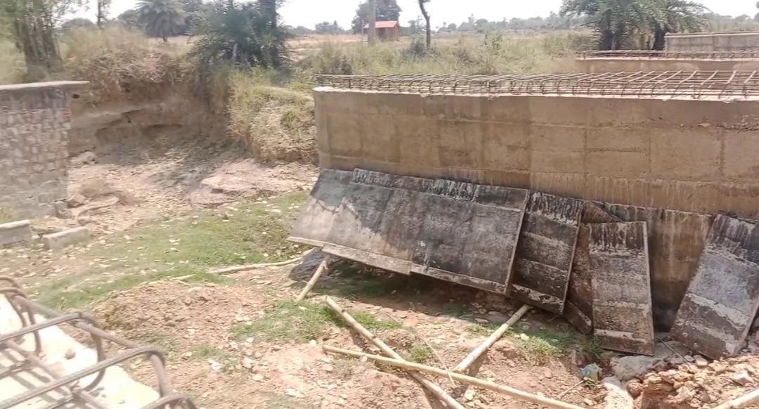 Rewa News: गुढ़ के उमरी गाँव में निर्माणाधीन पुल में आने लगी दरारे, ठेकेदार पर आरोप; जानिए