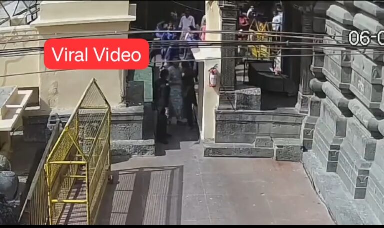 Viral Video: रील बनाने से रोका तो लड़कियों ने लेडी गार्ड को पीटा; देखिए वायरल वीडियो