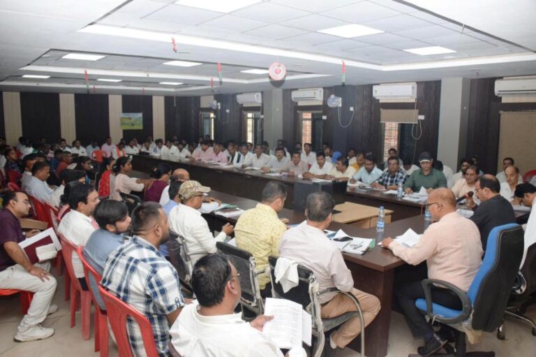 Singrauli News: कार्य में लापरवाही बरतने पर एक उपयंत्री एवं सचिव को कलेक्टर ने किया निलंबित; जानिए
