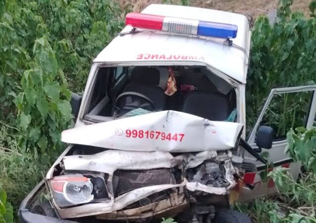 Accident News: ट्रक और एंबुलेंस की जोरदार टक्कर; जानिए 