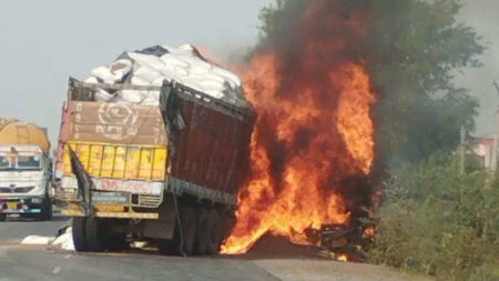 Road Accident: दो ट्रकों की आमने-सामने हुई जोरदार टक्कर, लगी आग 4 लोग जले जिंदा; जानिए