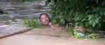 Viral News: बाढ़ क़े विकराल रूप में एक युवक ने बचाई बछड़े की जान; जानिए
