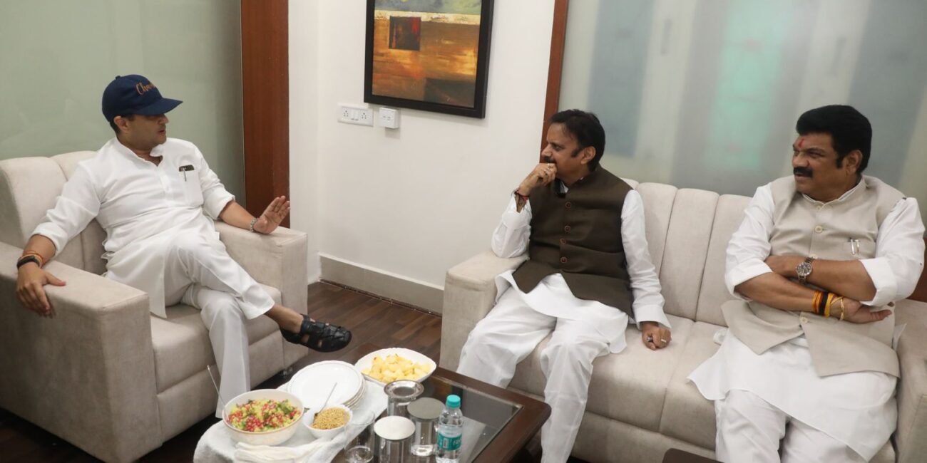 MP News: उप-मुख्यमंत्री राजेन्द्र शुक्ल से केंद्रीय मंत्री सिंधिया ने की विभिन्न समसामयिक विषयों पर चर्चा; जानिए
