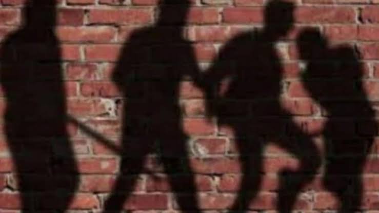Crime News: युवक युवती ने दुकानदार को पीट, पीटने का वीडियो वायरल; जानिए