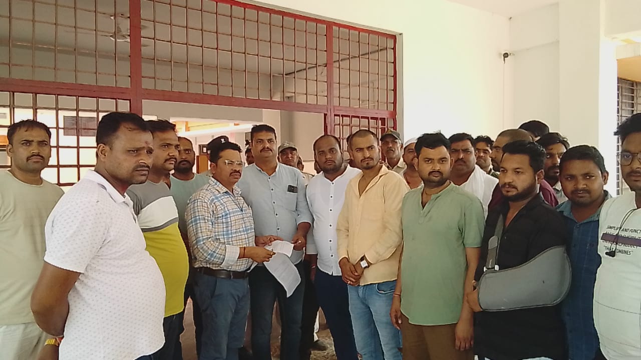 MP News: एमपी में चेक पोस्ट बंद करने से लोग हुए बेरोजगार कर्मचारियों ने मुख्यमंत्री के नाम से मऊगंज कलेक्टर को दिए ज्ञापन; जानिए