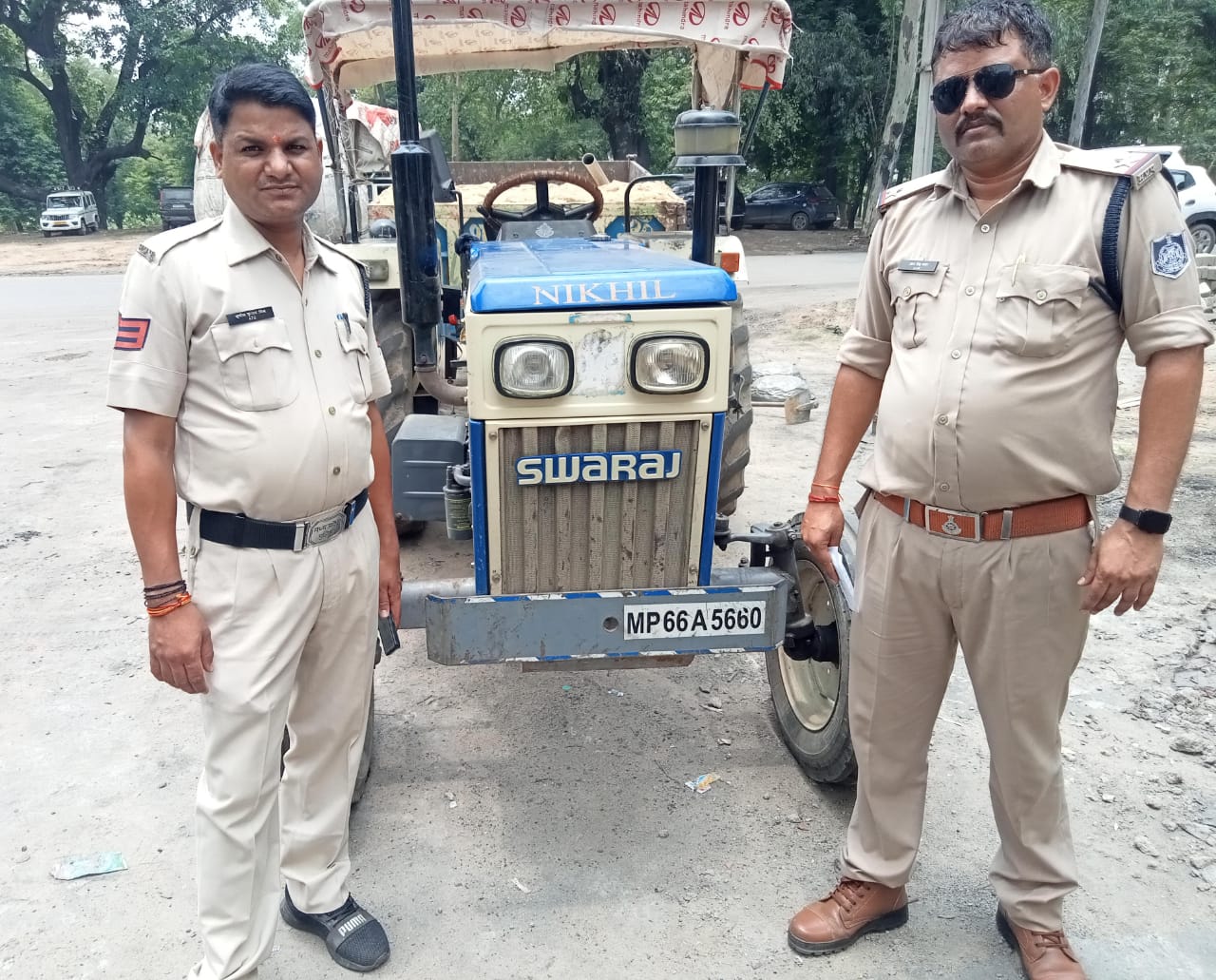 Singrauli News: अवैध रेत परिवहन कर रहे ट्रैक्टर को पुलिस ने किया जप्त; जानिए