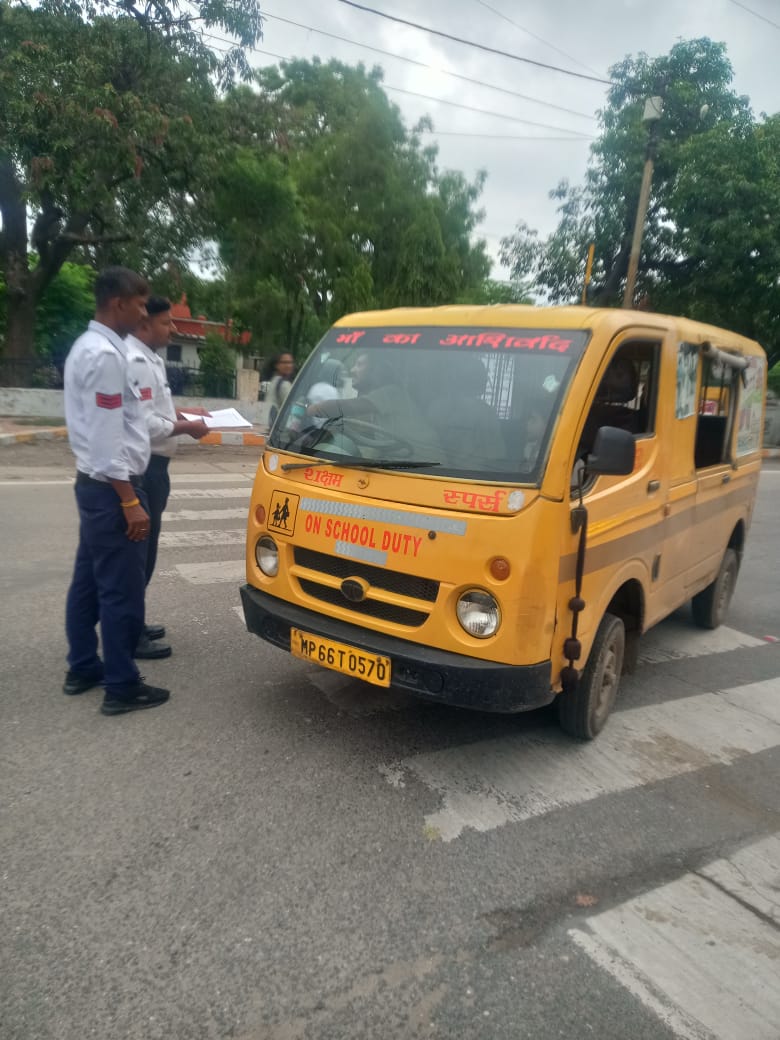 Singrauli News: यातायात पुलिस द्वारा स्कूल वाहनो के विरुद्ध कार्यवाही कर 21,000 समन शुल्क कराया जमा; जानिए