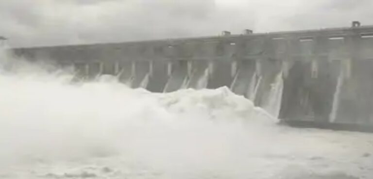 Weather News: भारी बारिश के कारण उकाई डैम के 10 गेट 6-6 फीट खोले गए; जानिए
