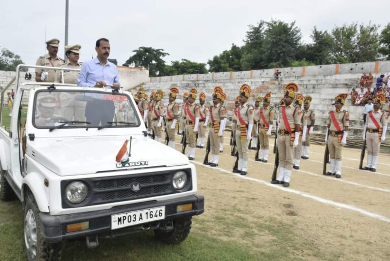 Singrauli News: कलेक्टर एवं पुलिस अधीक्षक ने संयुक्त रूप परेड की ली सलामी; जानिए 