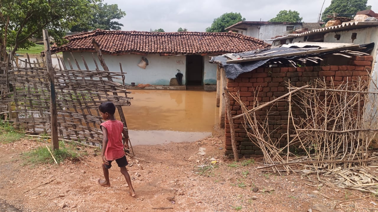 Singrauli News: रिलायंस पावर के राखड़ बांध से होने लगा सीपेज टूटा कई घरों में पानी राखड़ के साथ घर गिरे; जानिए