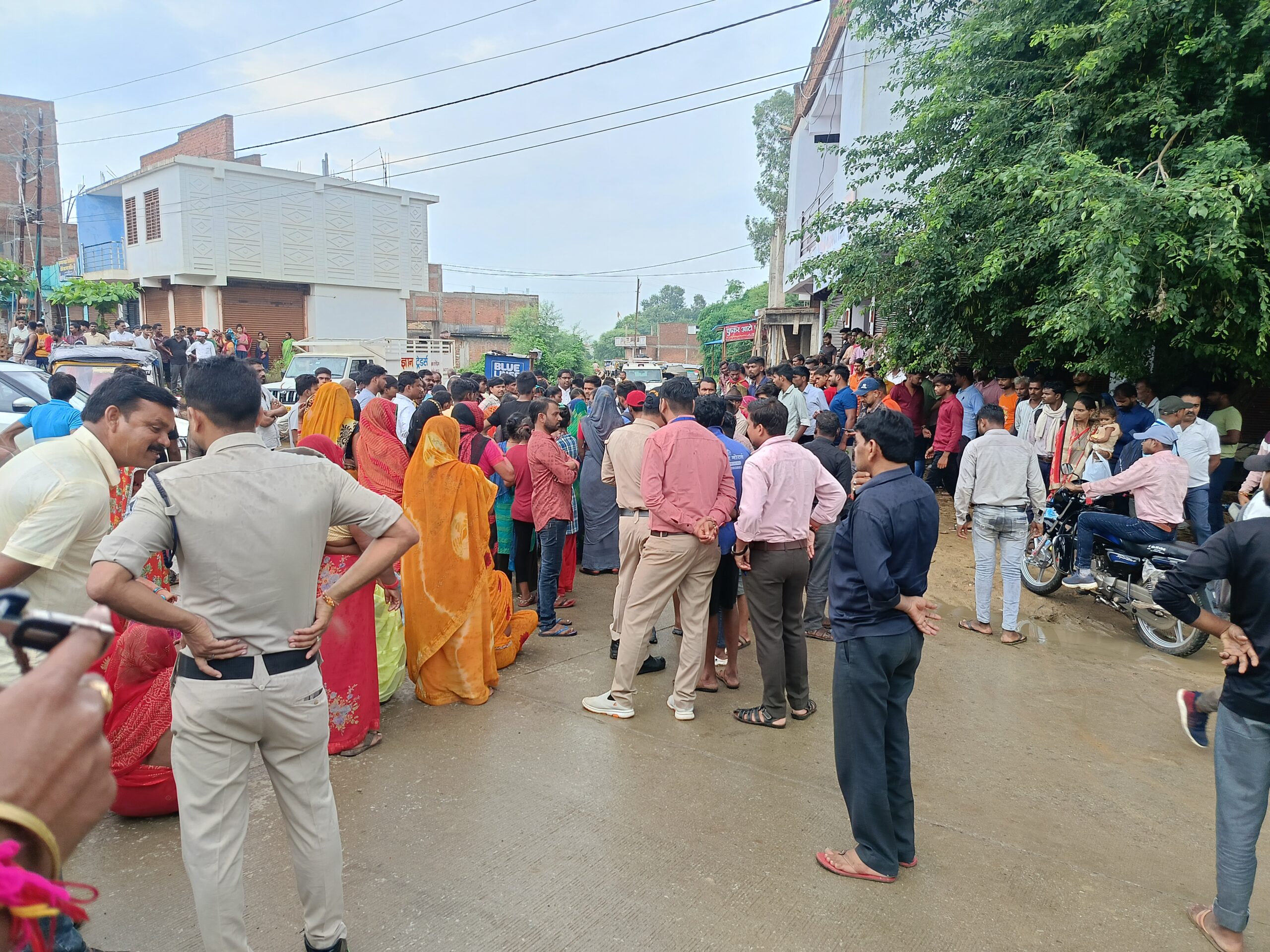 Sidhi News: रीवा-सीधी सड़क मार्ग पर हुआ चक्काजाम, परिजनों ने मांगा इंसाफ; जानिए पूरा मामला 