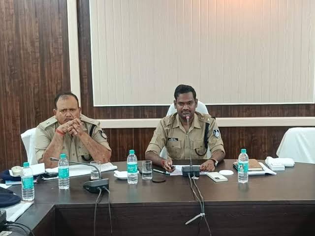 Sidhi News: पुलिस अधिकारियों की बैठक में एसपी वर्मा ने लंबित मामलों को निपटाने के दिए निर्देश; जानिए 