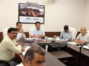 Sidhi News: कलेक्टर सोमवंशी ने अधिकारियों की ली बैठक, अधिकारियों की सराहना; जानिए