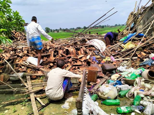 Chhattisgarh News: भारी बारिश की वजह से ग्रामीण का एक परिवार घर से हुआ है बेघर; जानिए