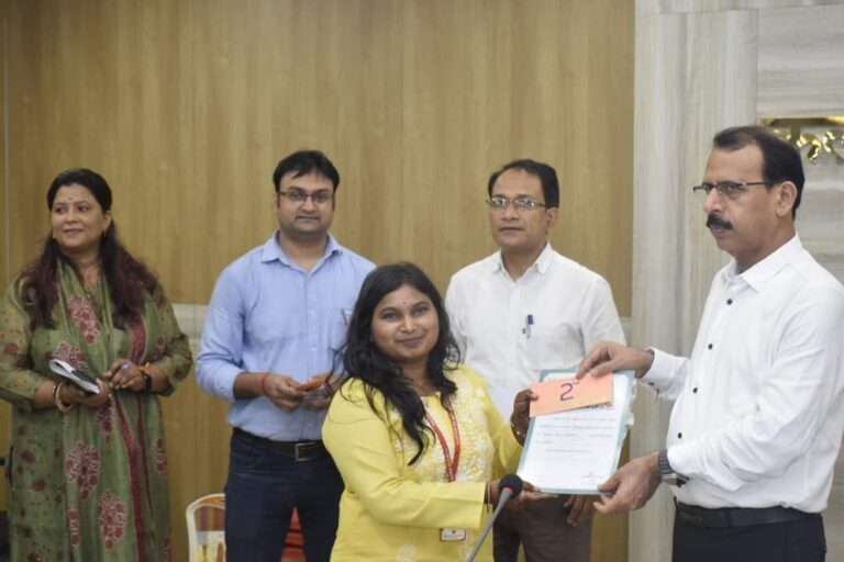 Singrauli News: कलेक्टर ने ऑनलाइन स्वच्छता क्विज के विजेताओं को किया सम्मानित; जानिए खबर 