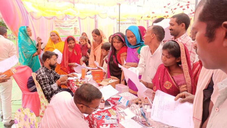 Singrauli News: 300 ग्रामीण को मिला निःशुल्क स्वास्थ्य शिविर का लाभ; जानिए