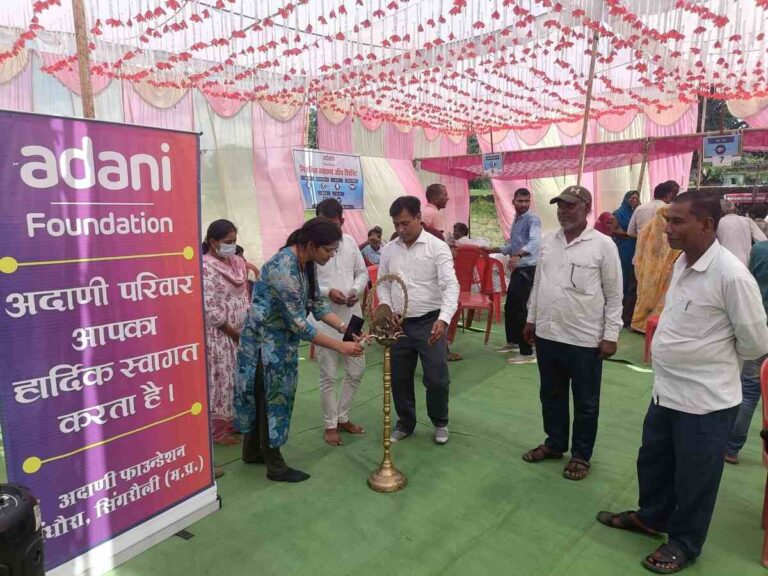 Singrauli News: अदाणी फाउंडेशन द्वारा आयोजित निःशुल्क स्वास्थ्य शिविर में लगभग 500 ग्रामीणों का हुआ उपचार; जानिए