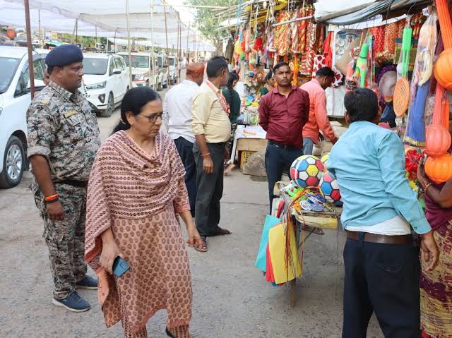 MP News: कलेक्टर ने मंदिर व मेला क्षेत्र का किया निरीक्षण, सुरक्षा व्यवस्था तथा साफ-सफाई कार्य का लिया जायजा; जानिए 