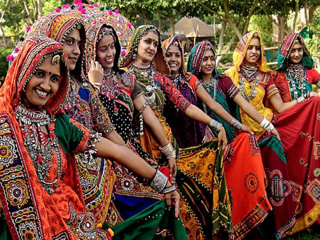 Garba: गरबा में पहनी जाने वाली आकर्षक पारंपरिक ड्रेस; जानिए