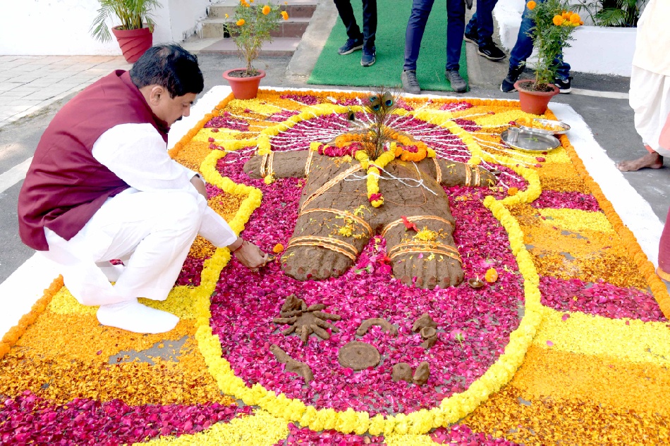 MP News: मुख्यमंत्री निवास में हुई गोवर्धन पूजा; जानिए