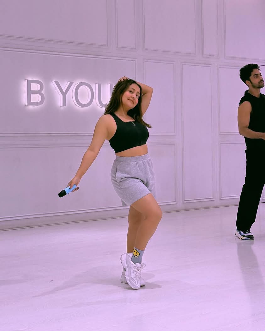 Neha Kakkar: नेहा कक्कड़ की ताजा तस्वीरें क्या आपने देखी?; जानिए